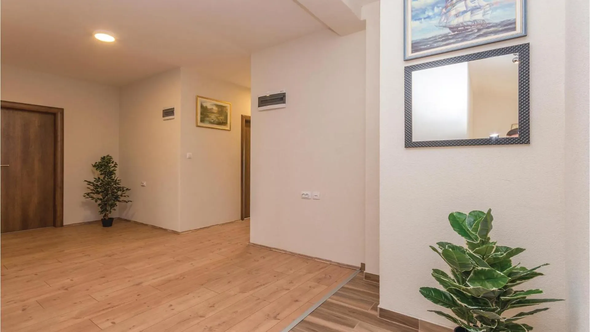 6 Bedroom Awesome Home In Bilisane 0*,