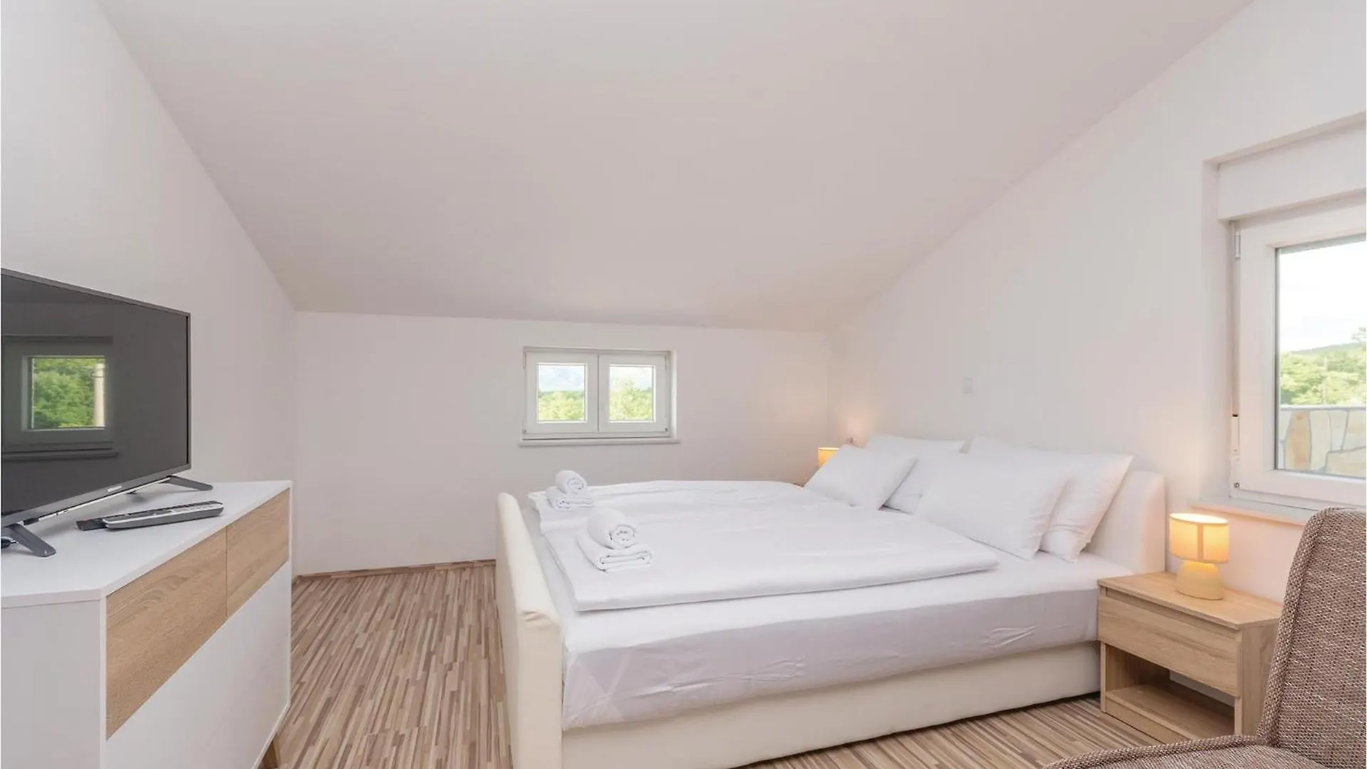6 Bedroom Awesome Home In Bilisane