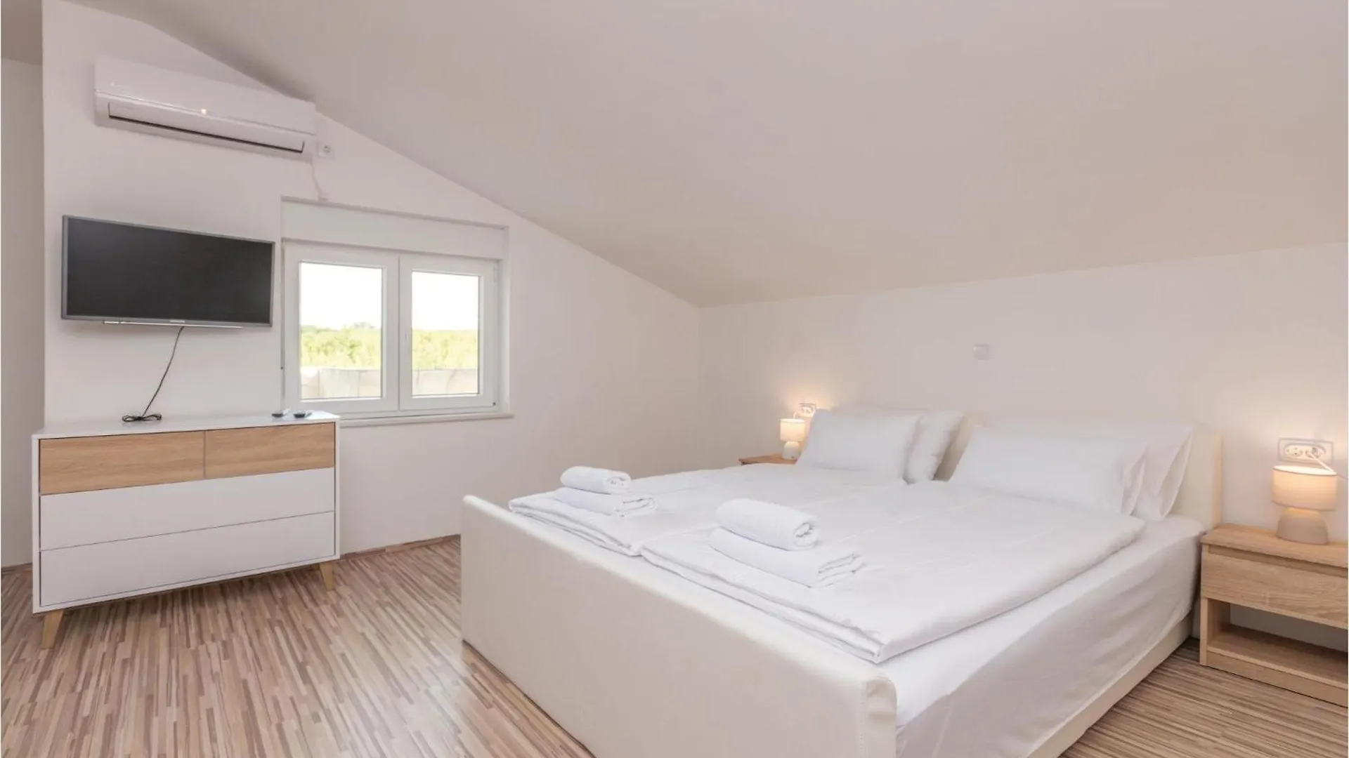 6 Bedroom Awesome Home In Bilisane Croatia