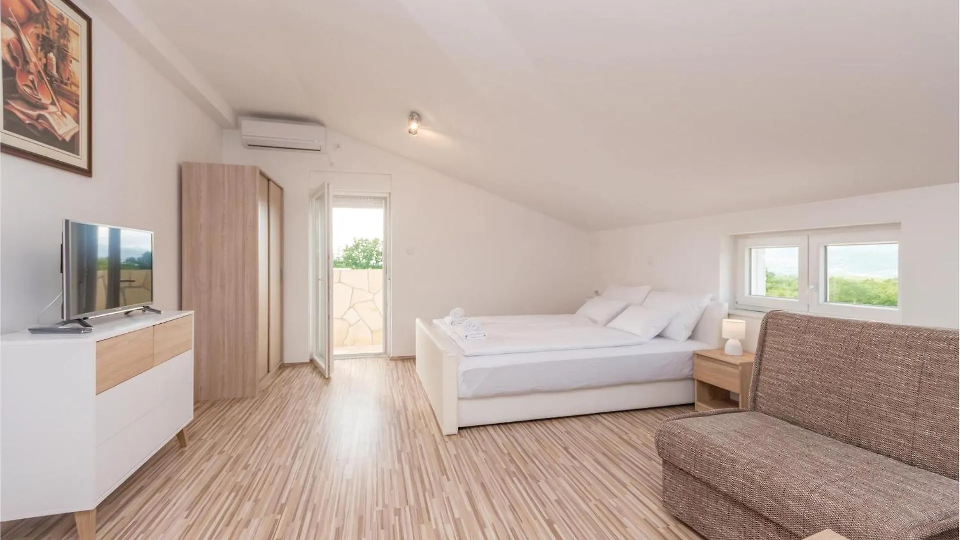 6 Bedroom Awesome Home In Bilisane