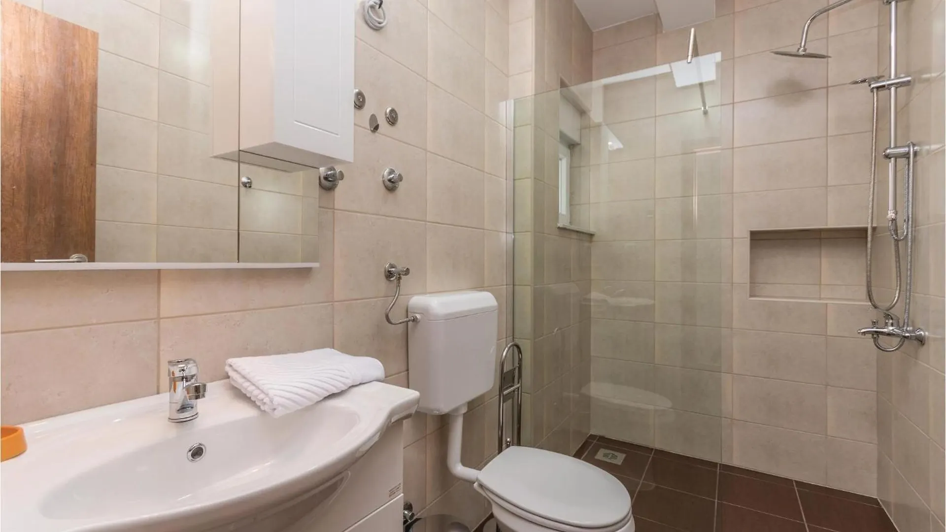 6 Bedroom Awesome Home In Bilisane