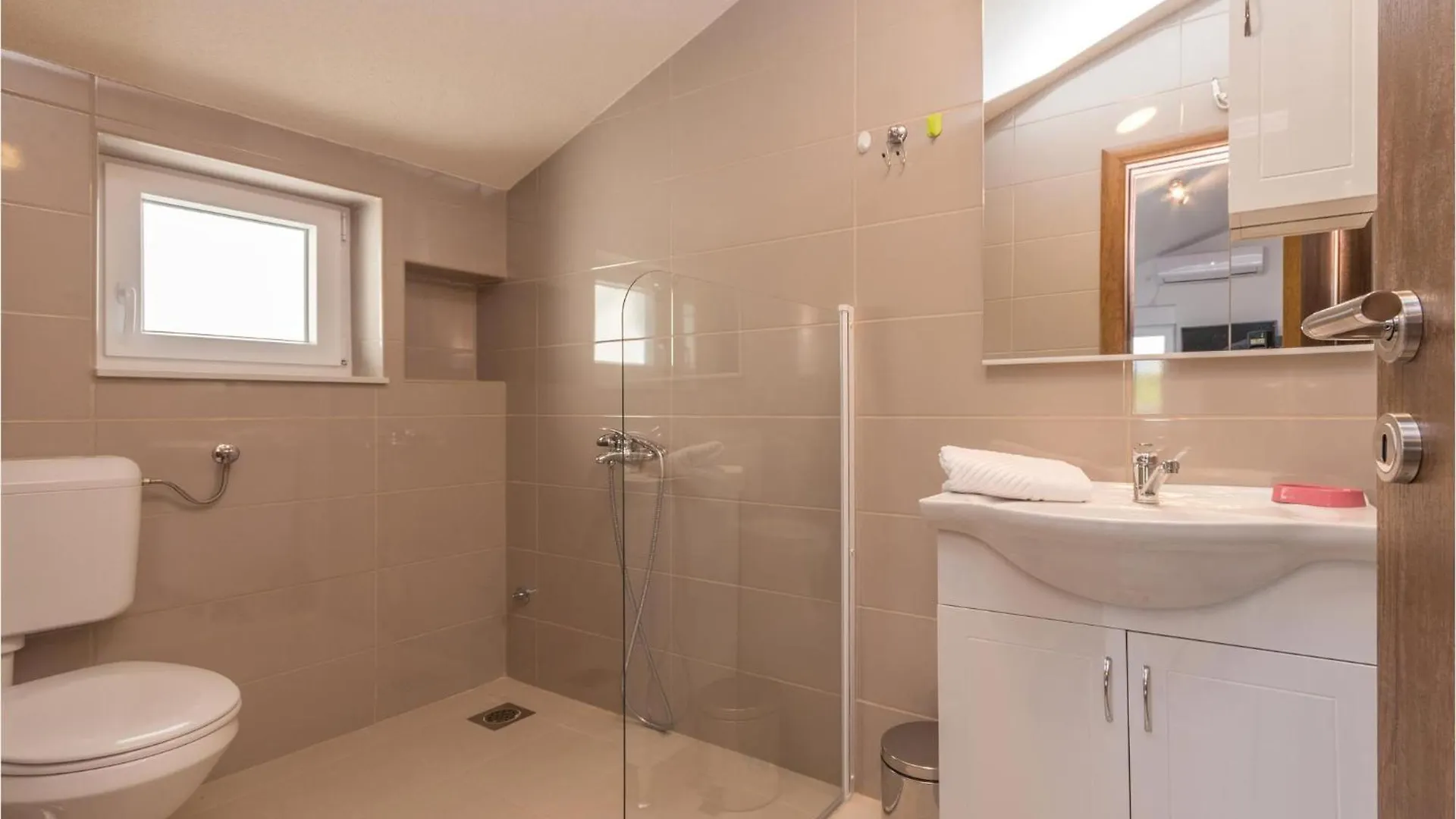 Holiday home 6 Bedroom Awesome Home In Bilisane