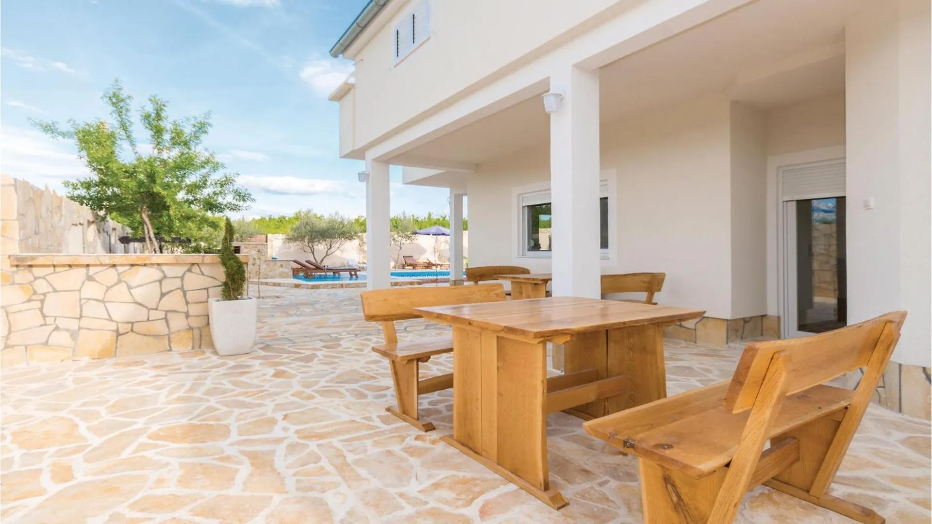 6 Bedroom Awesome Home In Bilisane 0*,