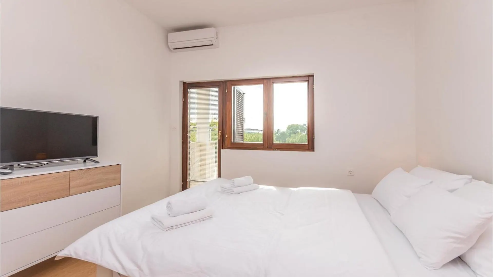 6 Bedroom Awesome Home In Bilisane Holiday home