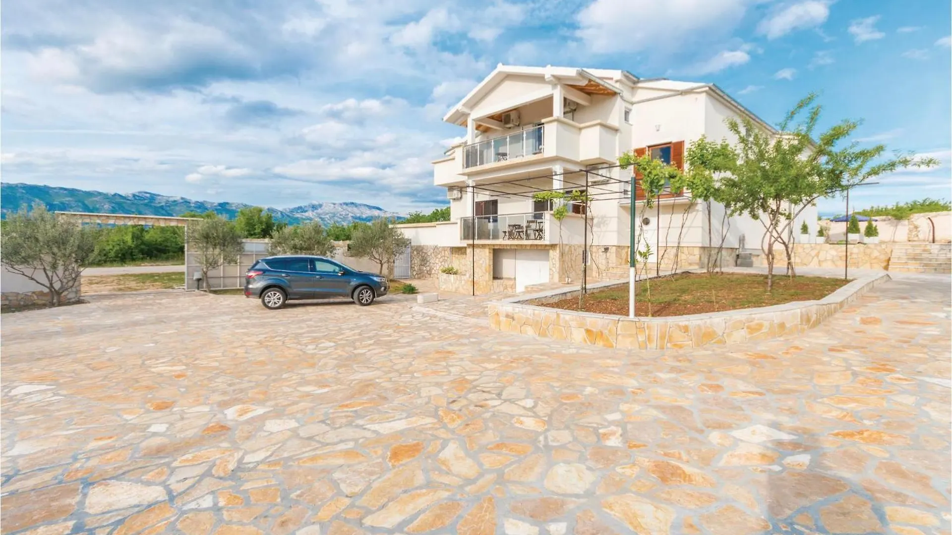 6 Bedroom Awesome Home In Bilisane